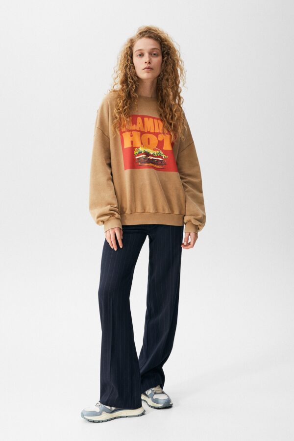 ⁦Burger King Flaming Hot Sweatshirt⁩ - الصورة ⁦4⁩