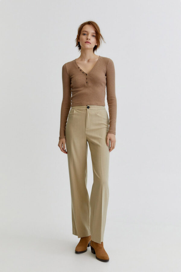⁦Ribbed Cropped T-Shirt With Buttons⁩ - الصورة ⁦4⁩