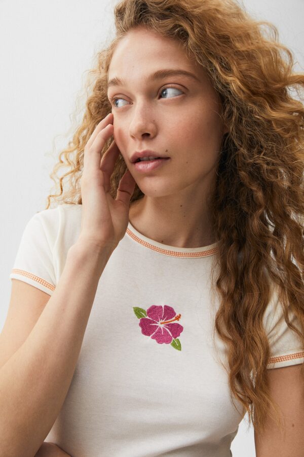 ⁦Cropped Short Sleeve T-shirt With Embroidered Detail⁩ - الصورة ⁦3⁩