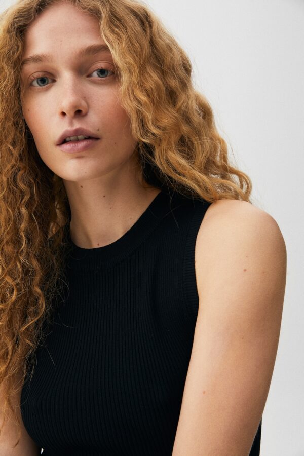 ⁦Sleeveless Ribbed Short Dress Black⁩ - الصورة ⁦3⁩