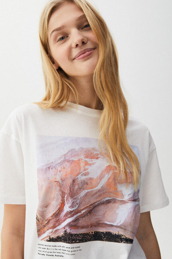⁦Short Sleeve T-Shirt With Landscape Graphic⁩ - الصورة ⁦3⁩