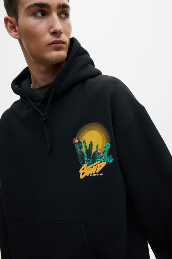 ⁦Black Hoodie With Contrast Graphic⁩ - الصورة ⁦3⁩