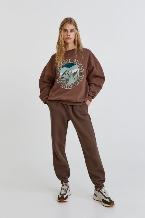 ⁦Brown Mountain Graphic Sweatshirt⁩ - الصورة ⁦4⁩