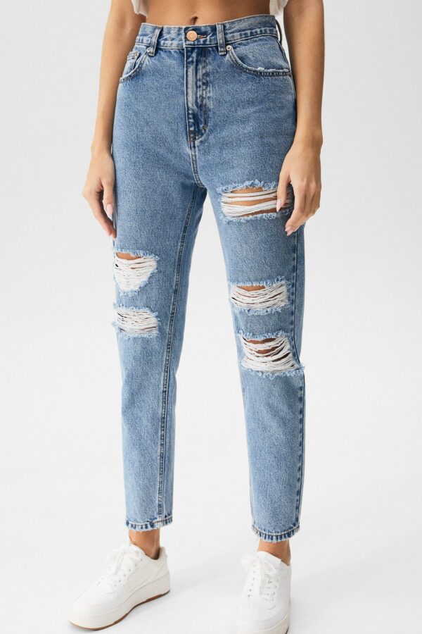 ⁦Ripped Mom Jeans - Contains Recycled Cotton⁩ - الصورة ⁦2⁩