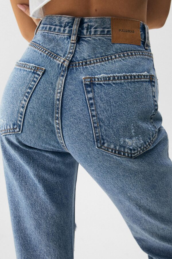 ⁦Ripped Mom Jeans - Contains Recycled Cotton⁩ - الصورة ⁦3⁩
