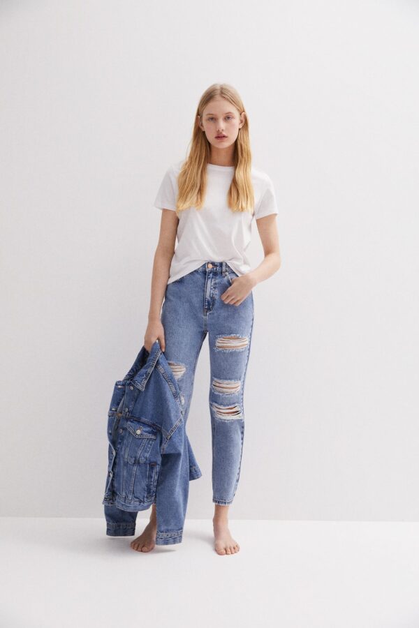 ⁦Ripped Mom Jeans - Contains Recycled Cotton⁩ - الصورة ⁦4⁩